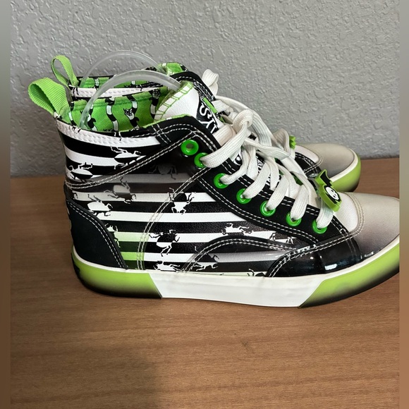 ground up Shoes - Beetlejuice Women's High Top Sneakers Size 6